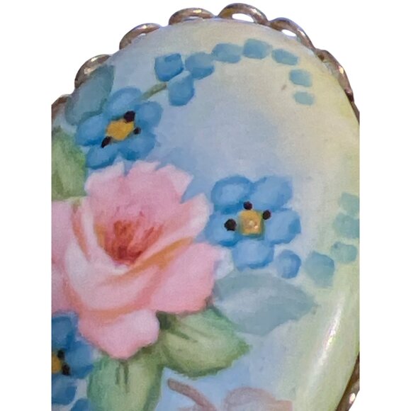 Vintage Floral Hand-Painted Brooch Pin Pink Blue Flowers Scalloped Edge Estate - Picture 3 of 5